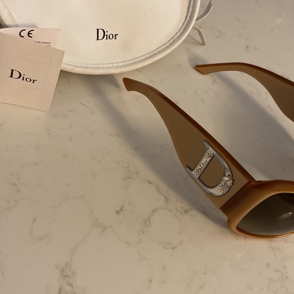 DIOR GORGEOUS SUNGLASSES - Picture 10 of 16